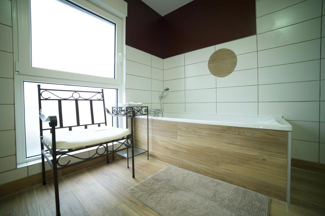 B&B Chez L'Habitant Chambre Privative Sur La Route Des Vins Tv Parking Box Velo Issenheim Bagian luar foto